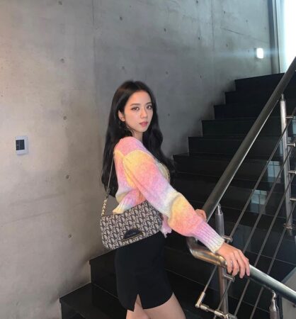 Jisoo possesses a stunning appearance, with a graceful face and radiant eyes that captivate everyone's gaze.