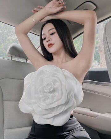 Nét gương mặt đáng yêu và rạng ngời của cô nàng khiến cô trở thành tâm điểm bất chấp nơi đâu.
