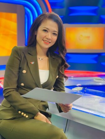 Nét tươi trẻ và sự rạng rỡ trong nụ cười của Thanh Huyền mang lại niềm vui cho khán giả khi theo dõi chương trình.