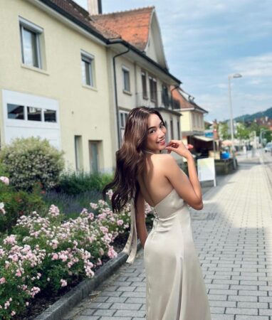 Vóc dáng thon gọn và uyển chuyển thể hiện sự duyên dáng và tự tin của Lê Hoàng Phương.
