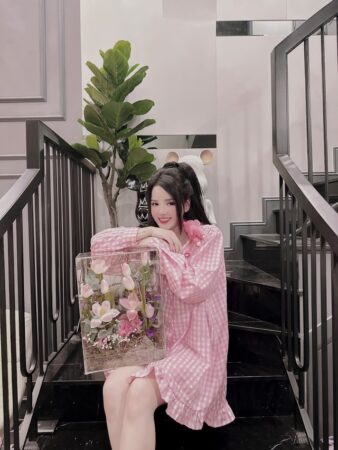 Aley Nguyễn luôn biết cách ăn mặc phù hợp với từng dịp, từ sự dịu dàng đến sự cuốn hút, tạo nên ấn tượng sâu đậm.