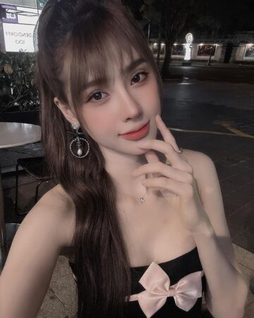 Shishi sở hữu một vẻ đẹp tự nhiên rạng ngời, toát lên sự tươi trẻ và quyến rũ, khiến người ta không thể rời mắt khỏi màn hình.