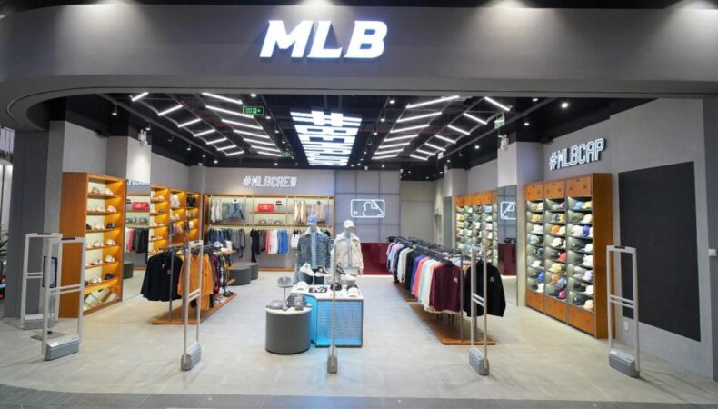MLB, viết tắt của Major League Baseball, là một thương hiệu thời trang nổi tiếng đến từ Hàn Quốc, thành lập vào năm 1997 và thuộc Tập đoàn thời trang hàng đầu F&F của đất nước này.
