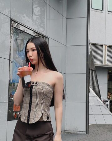 Cô sinh năm 2000 tại Hà Nội và bắt đầu sự nghiệp âm nhạc từ năm 2018.