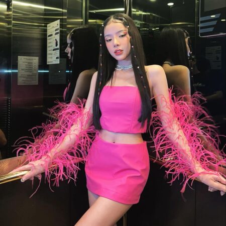 Lyly là một trong những nghệ sĩ trẻ có khả năng hòa âm và phối khí rất tốt, giúp các bản nhạc của cô có sức hút đặc biệt và đậm chất riêng